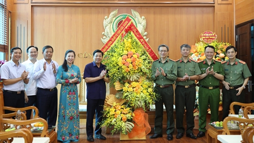 Các đồng chí lãnh đạo tỉnh chúc mừng lực lượng Công an nhân dân nhân Ngày truyền thống