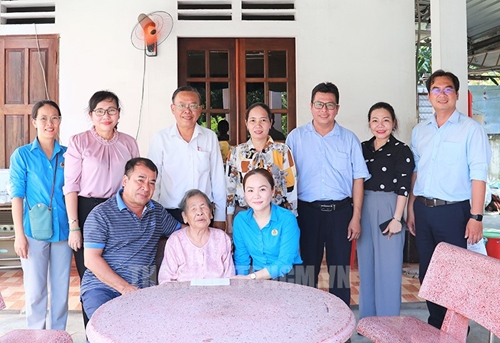 Lãnh đạo TP Thủ Đức thăm, tặng quà Mẹ Việt Nam anh hùng và gia đình chính sách