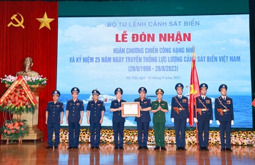 Cảnh sát biển Việt Nam đón nhận Huân chương Chiến công hạng Nhì