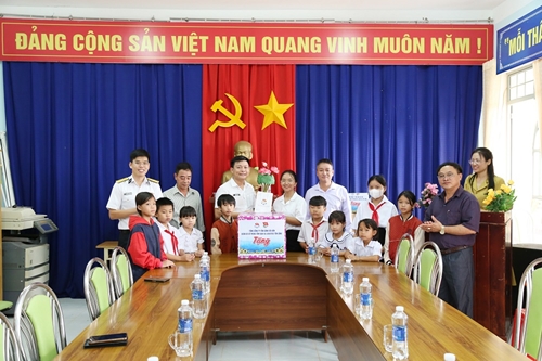 Chương trình “Nâng bước em đến trường” tại huyện Ia H’Drai, Kon Tum