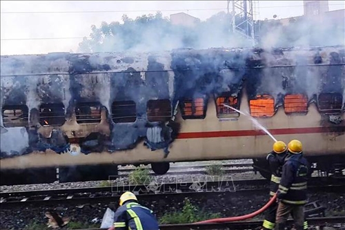Ấn Độ Cháy nổ trên tàu hỏa khiến hàng chục người thương vong