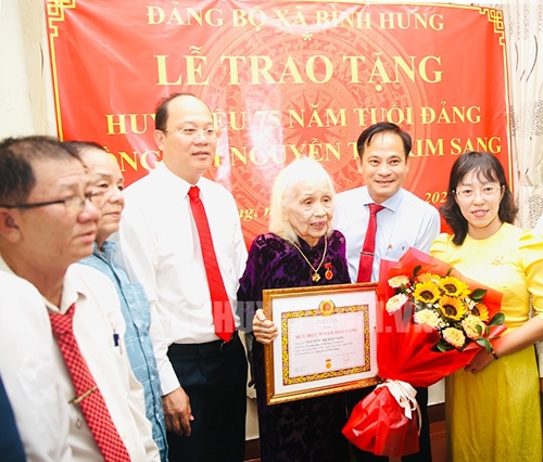 TP Hồ Chí Minh Trao Huy hiệu 75 tuổi Đảng tặng đảng viên lão thành