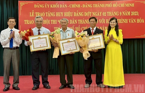 Đảng ủy Khối Dân - Chính - Đảng TP Hồ Chí Minh trao tặng Huy hiệu Đảng đợt 2 9