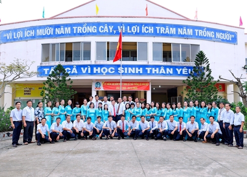 Trường THPT Võ Văn Kiệt nỗ lực đổi mới, sáng tạo trong quản lý, dạy và học