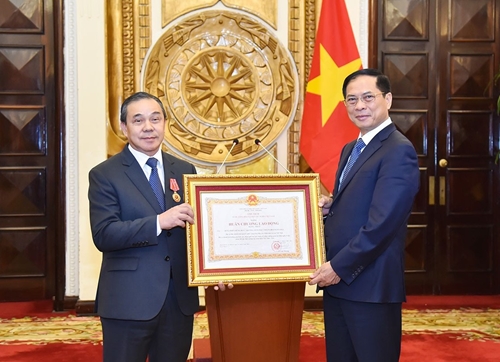 Trao Huân chương Lao động hạng Nhất cho Đại sứ Lào tại Việt Nam