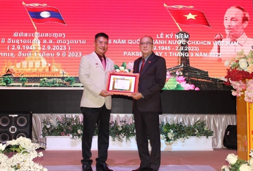 Trao Huy chương Hữu nghị của Chính phủ Lào tặng Tổng Lãnh sự Việt Nam tại Pakse