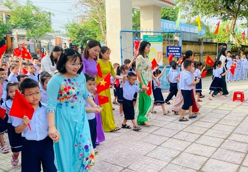 Học sinh tại Đà Nẵng và Quảng Nam bước vào năm học mới