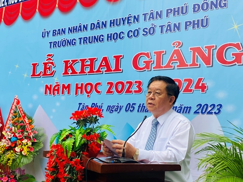 Đồng chí Nguyễn Trọng Nghĩa dự Lễ khai giảng năm học mới tại Trường THCS Tân Phú Tiền Giang