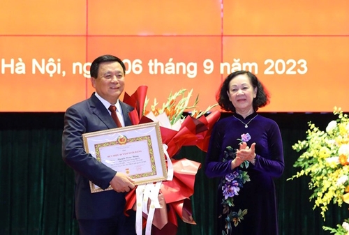 Trao Huy hiệu 40 năm tuổi Đảng tặng đồng chí Nguyễn Xuân Thắng