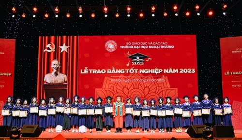 Trường ĐH Ngoại thương trao bằng tốt nghiệp cho gần 1 800 cử nhân