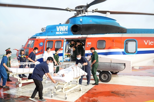 Bệnh viện Quân y 175 đưa 3 ngư dân trên đảo Trường Sa về đất liền điều trị