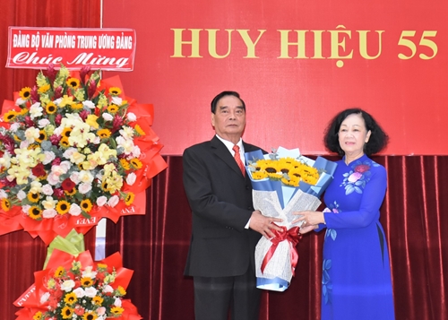 Trao Huy hiệu 55 năm tuổi Đảng cho đồng chí Lê Hồng Anh