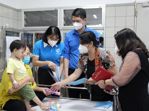 Hội Liên hiệp Phụ nữ TP Hà Nội thăm, động viên nạn nhân vụ cháy chung cư mini