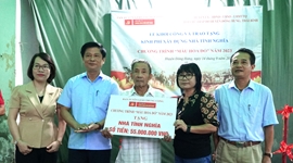 Chương trình Màu hoa đỏ trao quà tình nghĩa cho các gia đình chính sách tại tỉnh Thái Bình