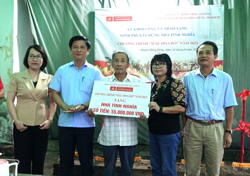 Chương trình Màu hoa đỏ trao quà tình nghĩa cho các gia đình chính sách tại tỉnh Thái Bình
