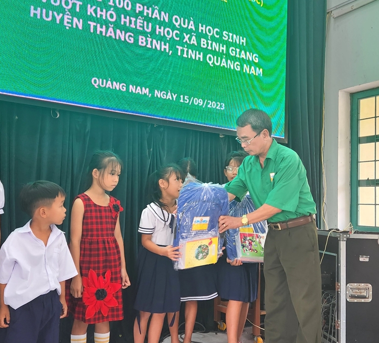 Trao quà cho học sinh khó khăn tại tỉnh Quảng Nam