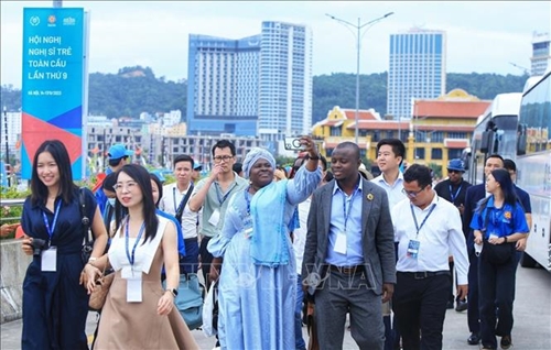 Đoàn đại biểu tham dự Hội nghị Nghị sĩ trẻ toàn cầu tham quan Vịnh Hạ Long