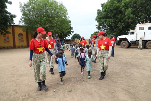 Bộ đội Việt Nam hỗ trợ cải thiện điều kiện học tập cho học sinh ở Abyei