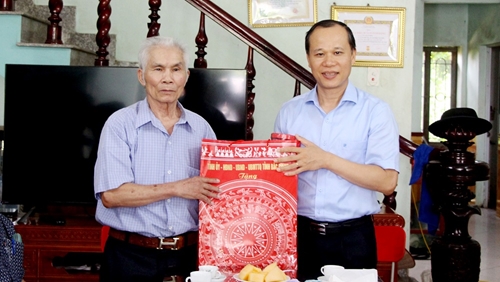 Phó Chủ tịch Thường trực UBND tỉnh Mai Sơn tặng quà người cao tuổi và trẻ em huyện Lục Ngạn