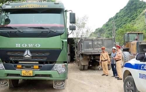 Công an huyện Như Thanh Thanh Hóa  Xử lý xe quá khổ, quá tải ngay từ đầu nguồn bến bãi