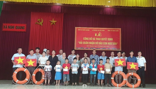 Lữ đoàn Hải quân 126 nhận đỡ đầu con ngư dân tại Nghệ An