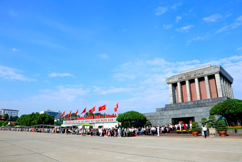Gần 33 nghìn lượt khách vào Lăng viếng Chủ tịch Hồ Chí Minh trong sáng ngày 02 9