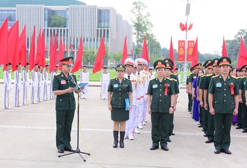 Đoàn đại biểu dự Đại hội đại biểu Công đoàn Bộ Tư lệnh Bảo vệ Lăng Chủ tịch Hồ Chí Minh lần thứ VI báo công dâng Bác