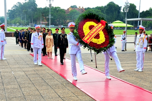 Đoàn đại biểu quân sự cấp cao Quân đội Hoàng gia Thái Lan dâng hoa, vào Lăng viếng Chủ tịch Hồ Chí Minh