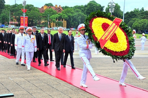 Thủ tướng nước Cộng hòa Singapore Lý Hiển Long vào Lăng viếng Chủ tịch Hồ Chí Minh