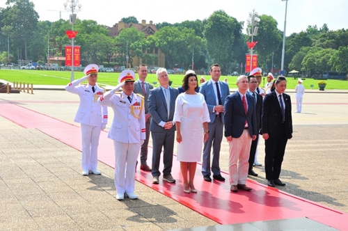 Chủ tịch Thượng viện Vương quốc Bỉ dâng hoa tưởng niệm Chủ tịch Hồ Chí Minh