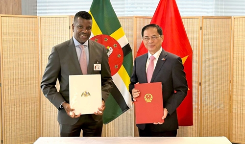 Ký Hiệp định miễn Thị thực cho người mang Hộ chiếu Ngoại giao và Công vụ giữa Việt Nam - Cộng đồng Thịnh vượng Dominica