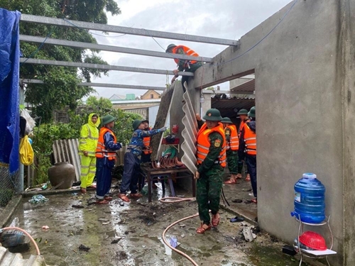 Mưa và lốc xoáy gây nhiều thiệt hại tại Thừa Thiên - Huế