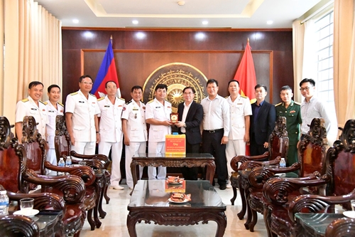Đoàn công tác Vùng 5 Hải quân thăm Tổng Lãnh sự quán Việt Nam tại tỉnh Preah Sihanouk