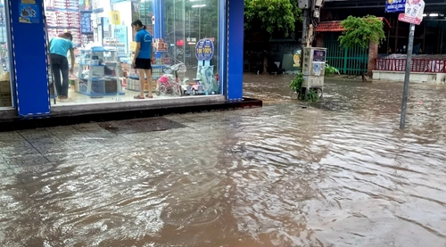 Nhiều tuyến phố tại TP Phủ Lý ngập sâu do mưa lớn kéo dài