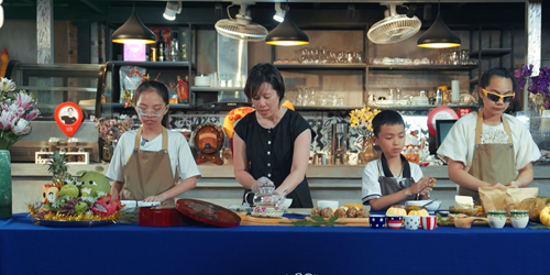 Vua đầu bếp Christine Hà hướng dẫn trẻ em khiếm thị làm bánh Trung thu