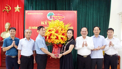 Phó Bí thư Thường trực Tỉnh ủy Lê Thị Thu Hồng chúc mừng Hội Người cao tuổi tỉnh