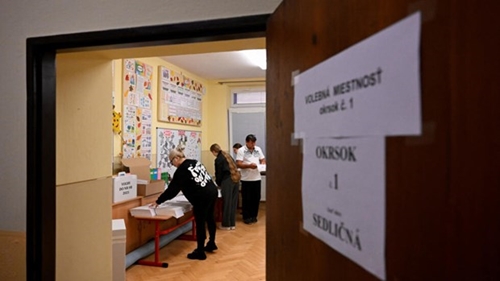 Khoảng 4,3 triệu cử tri Slovakia đi bầu Quốc hội trước thời hạn