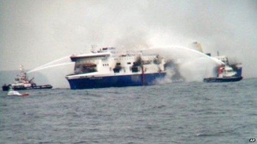 Italy Giải cứu 177 người trong sự cố cháy phà trên biển