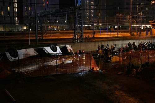 Italy Xe buýt rơi khỏi cầu vượt khiến hơn 20 người thiệt mạng