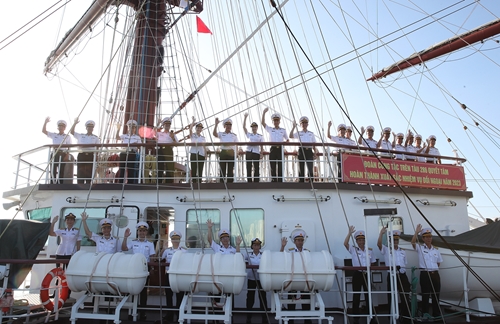 Tàu buồm 286-Lê Quý Đôn thăm, giao lưu với Hải quân Singapore