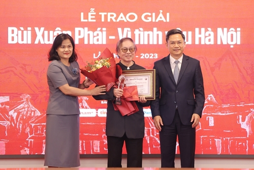 NSND Đặng Nhật Minh nhận Giải thưởng Lớn Bùi Xuân Phái - Vì tình yêu Hà Nội 2023