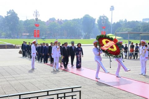 Đoàn đại biểu cấp cao Thủ đô Viêng Chăn CHDCND Lào vào Lăng viếng Chủ tịch Hồ Chí Minh
