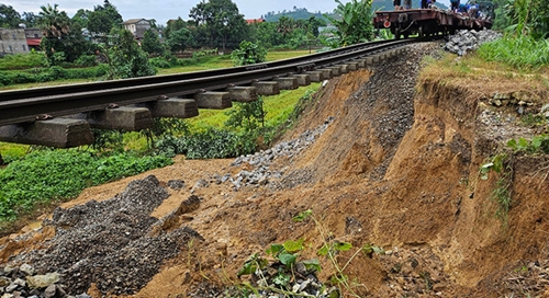 Khẩn trương khôi phục tuyến đường sắt Hà Nội - Lào Cai