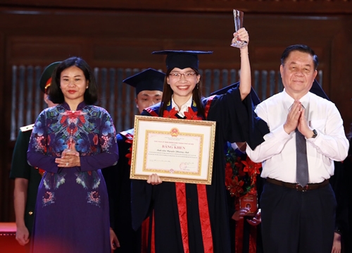 Hà Nội tuyên dương 96 thủ khoa xuất sắc tốt nghiệp các trường đại học, học viện