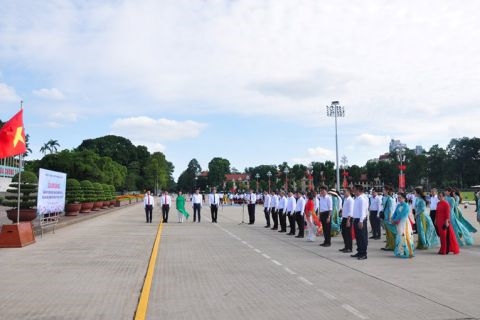 Đoàn đại biểu phường Gia Thụy, quận Long Biên, thành phố Hà Nội báo công dâng Bác