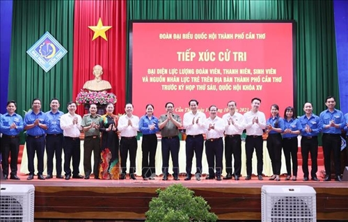 Thủ tướng Phạm Minh Chính tiếp xúc cử tri trẻ tuổi thành phố Cần Thơ