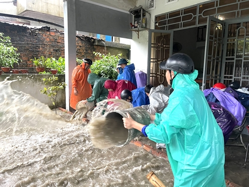 Đà Nẵng sơ tán hơn 2 300 người dân ra khỏi vùng ngập lụt