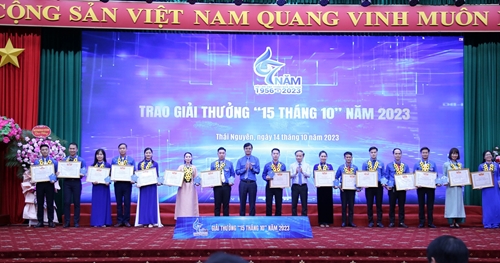 Trao Giải thưởng 15 tháng 10 tặng 82 cán bộ Hội Liên hiệp thanh niên Việt Nam
