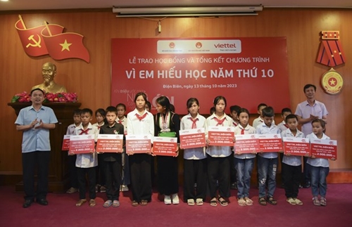Trao 990 suất học bổng “Vì em hiếu học” tại Điện Biên