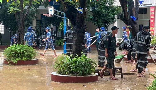Đà Nẵng Thanh niên tình nguyện đến với người dân vùng mưa lũ